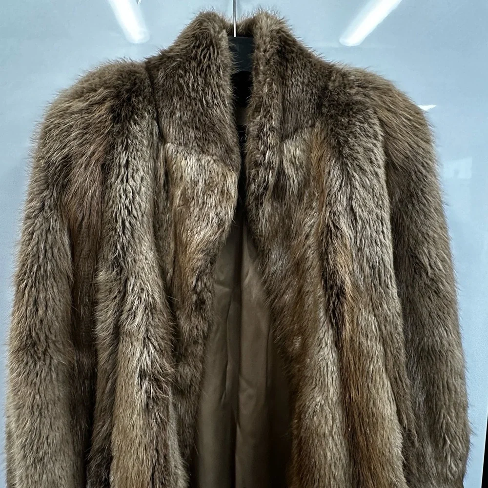 Elegant Dion Furs Real Beaver Fur Coat - Picture 9 of 11